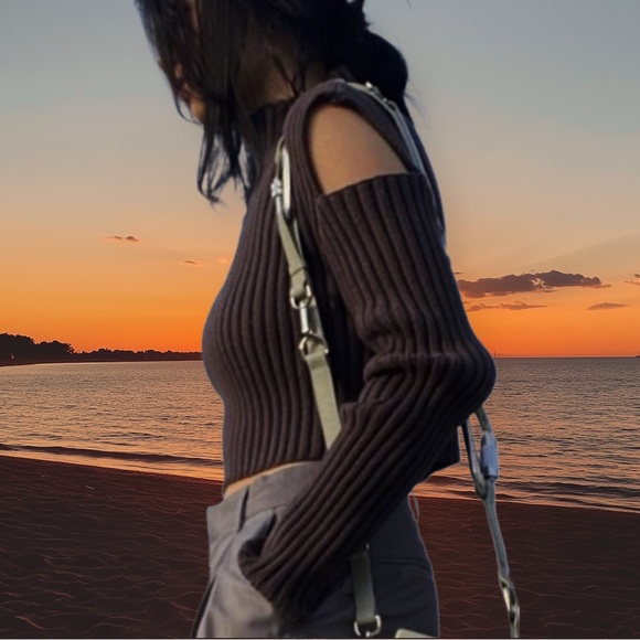 Gray Ribbed Cold-Shoulder Cropped Sweater - Picture 7 of 10